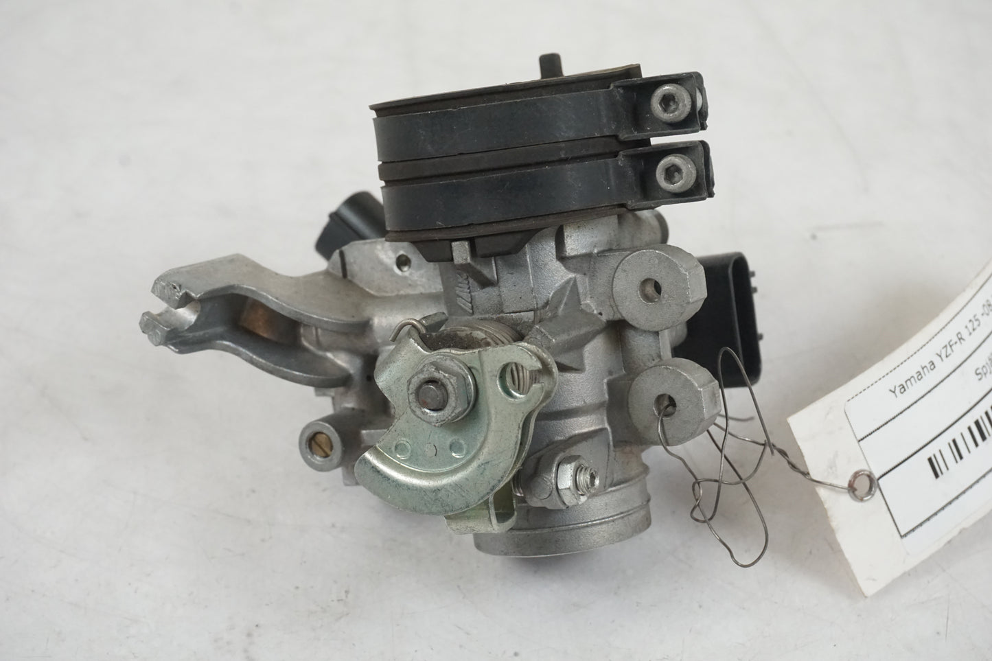 Baksidan på Spjällhus från en Yamaha YZF-R 125 -2008 motorcykel.