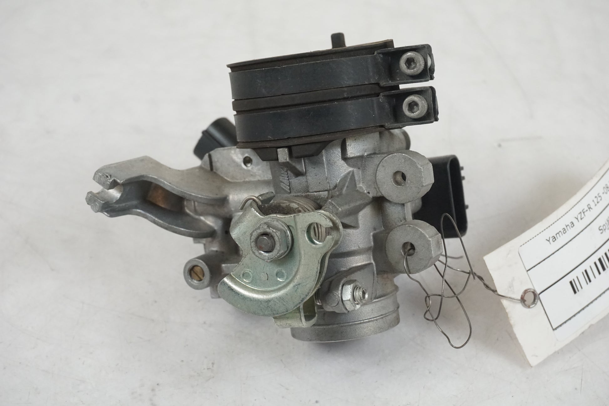 Baksidan på Spjällhus från en Yamaha YZF-R 125 -2008 motorcykel.