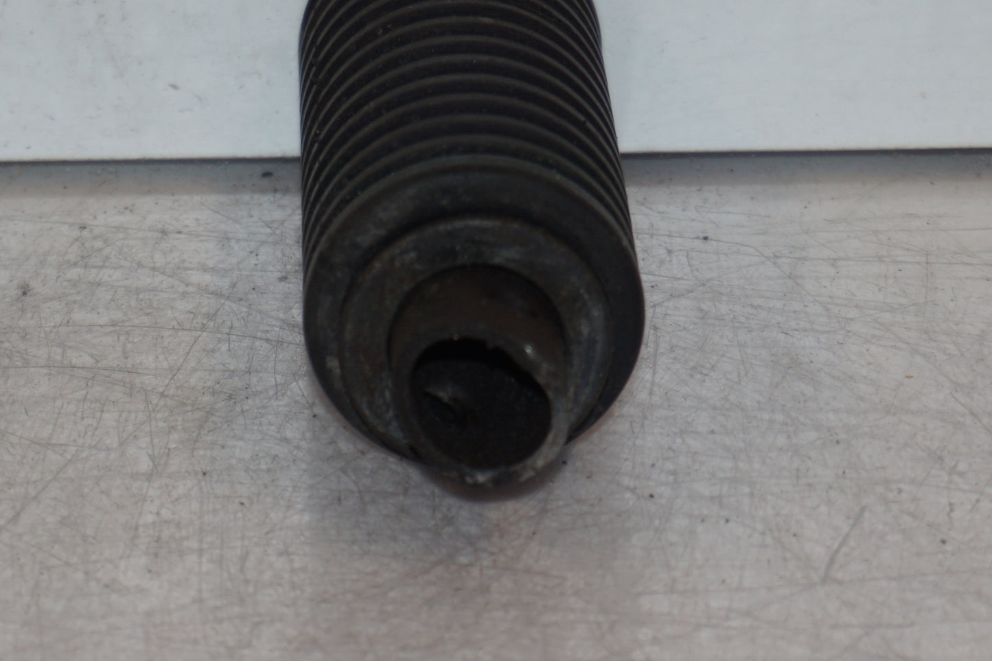 Vänster sida på Fotpinne från en Suzuki DR 750 S -1989 motorcykel.