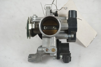 Höger sida på Spjällhus från en Yamaha YZF-R 125 -2008 motorcykel.