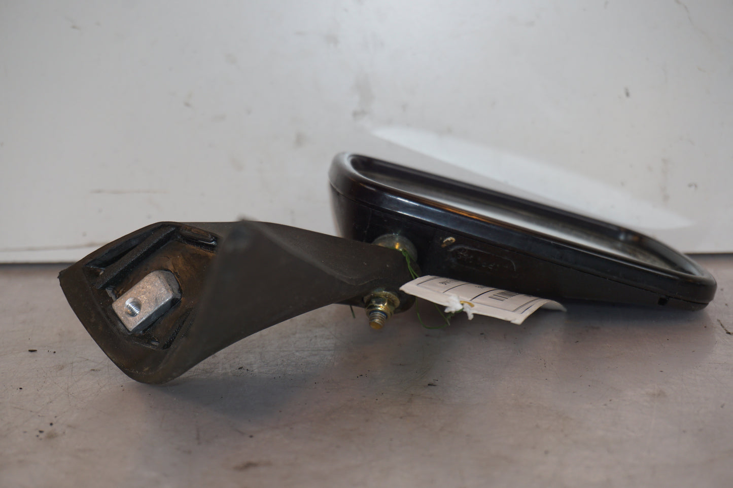 Baksidan på Backspegel från en BMW R 100 RT -1982 motorcykel.