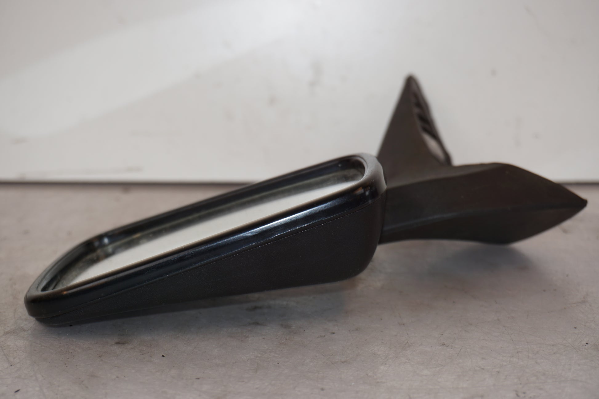 Snett uppifrån på Backspegel från en BMW R 100 RT -1982 motorcykel.