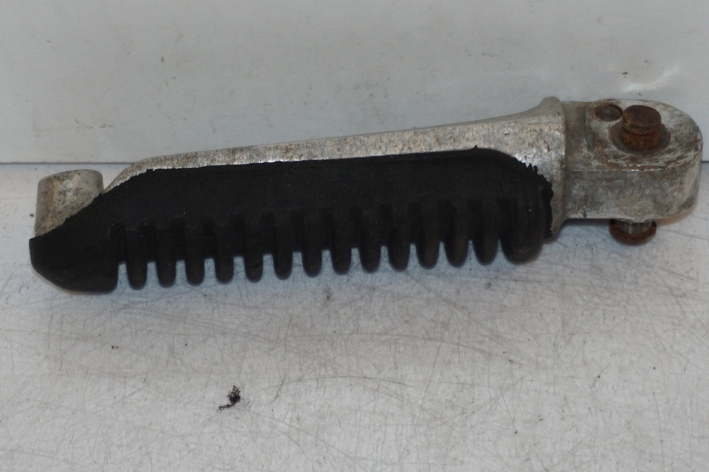 Höger sida på Fotpinne från en Suzuki GSX 750 -1998 motorcykel.