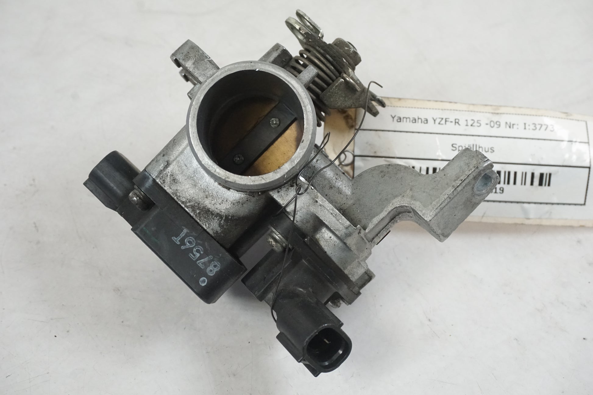 Framsidan på Spjällhus från en Yamaha YZF-R 125 -2009 motorcykel.