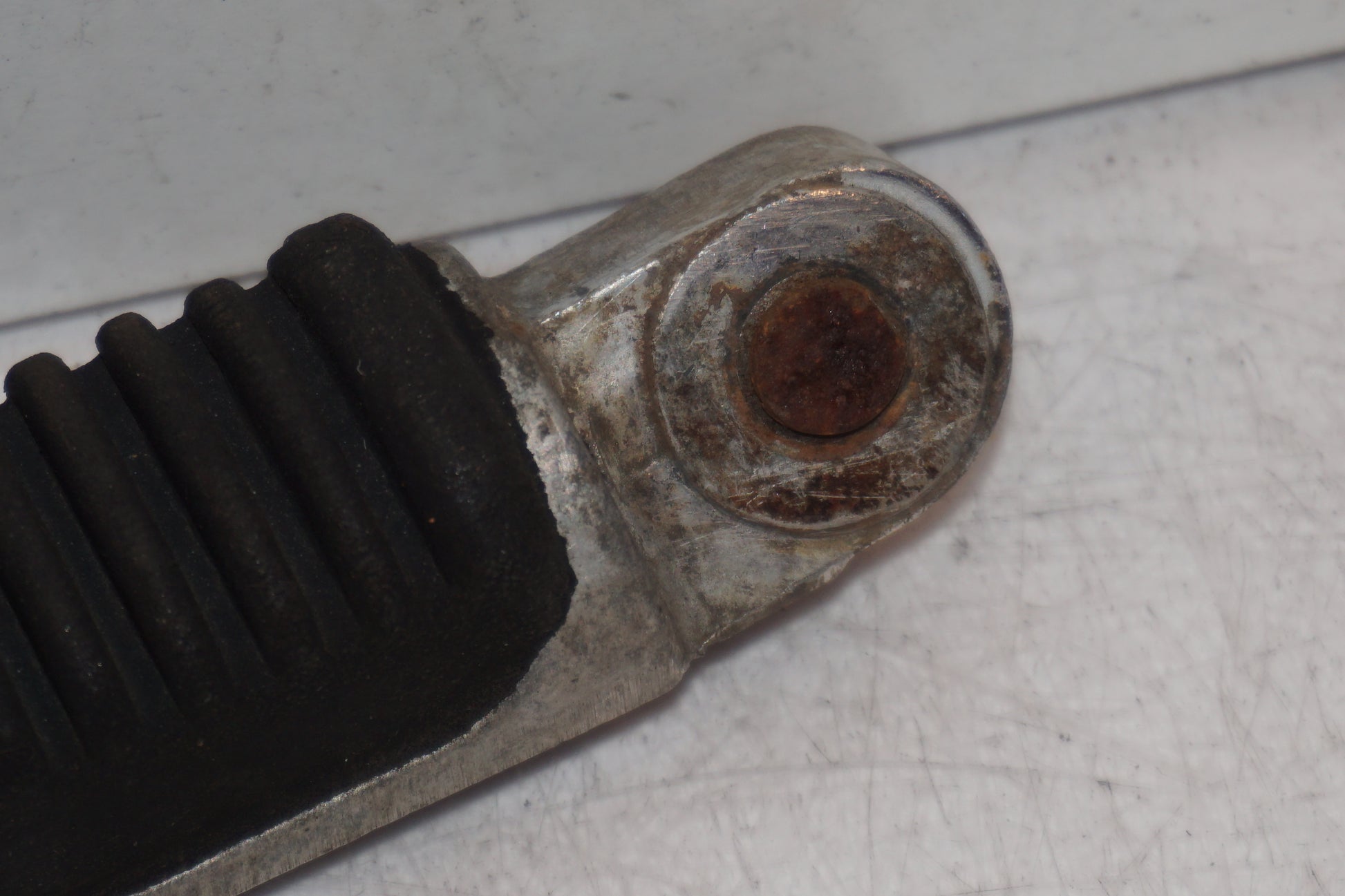 Vänster sida på Fotpinne från en Suzuki GSX 750 -1998 motorcykel.