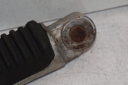 Vänster sida på Fotpinne från en Suzuki GSX 750 -1998 motorcykel.