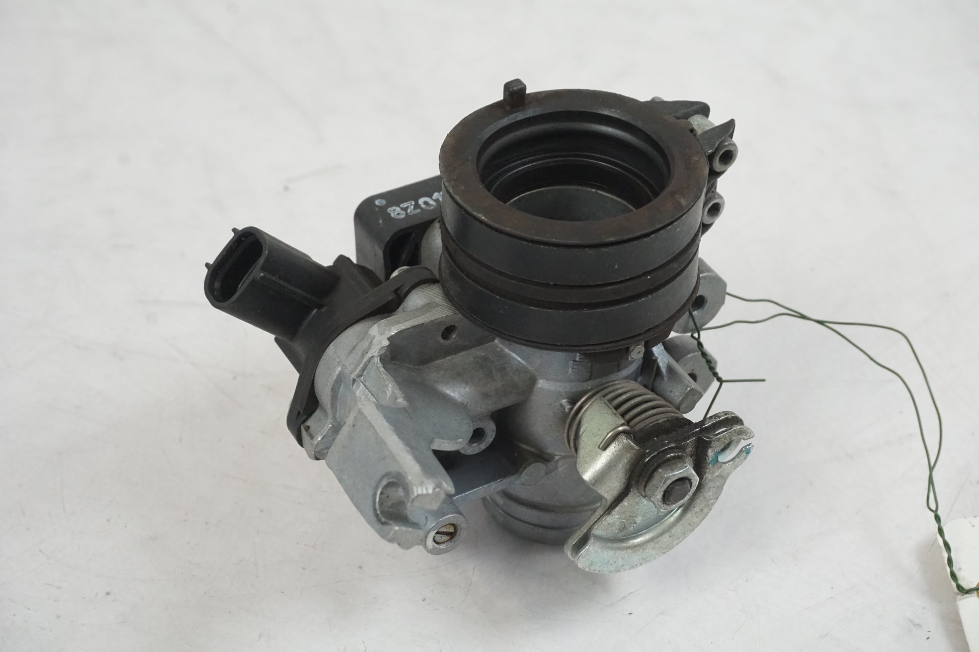 Framsidan på Spjällhus från en Yamaha YZF-R 125 -2010 motorcykel.