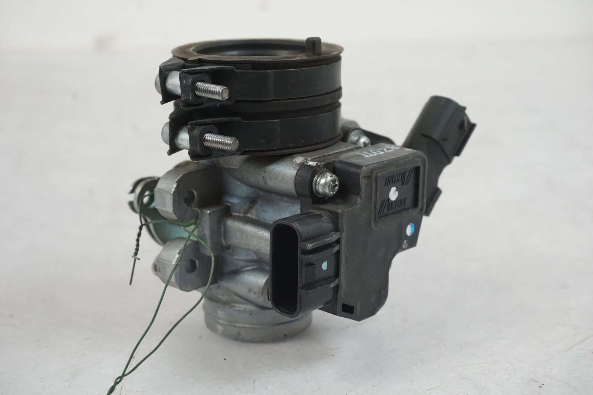 Baksidan på Spjällhus från en Yamaha YZF-R 125 -2010 motorcykel.