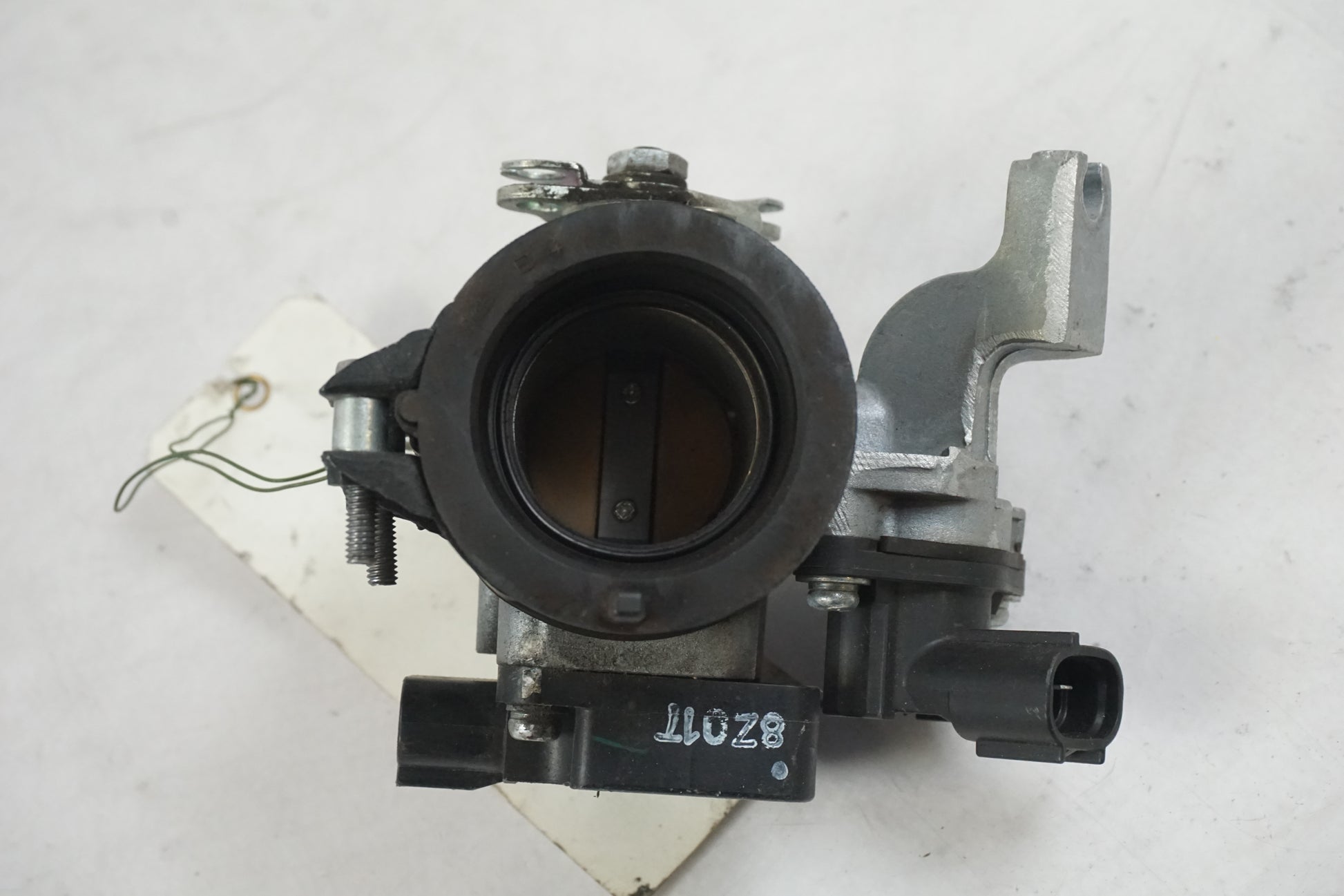 Höger sida på Spjällhus från en Yamaha YZF-R 125 -2010 motorcykel.