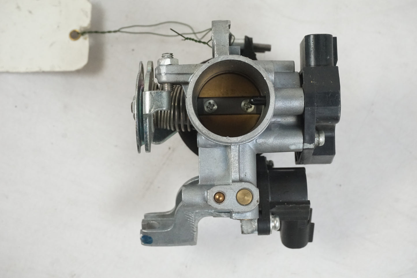 Vänster sida på Spjällhus från en Yamaha YZF-R 125 -2010 motorcykel.