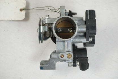 Vänster sida på Spjällhus från en Yamaha YZF-R 125 -2010 motorcykel.