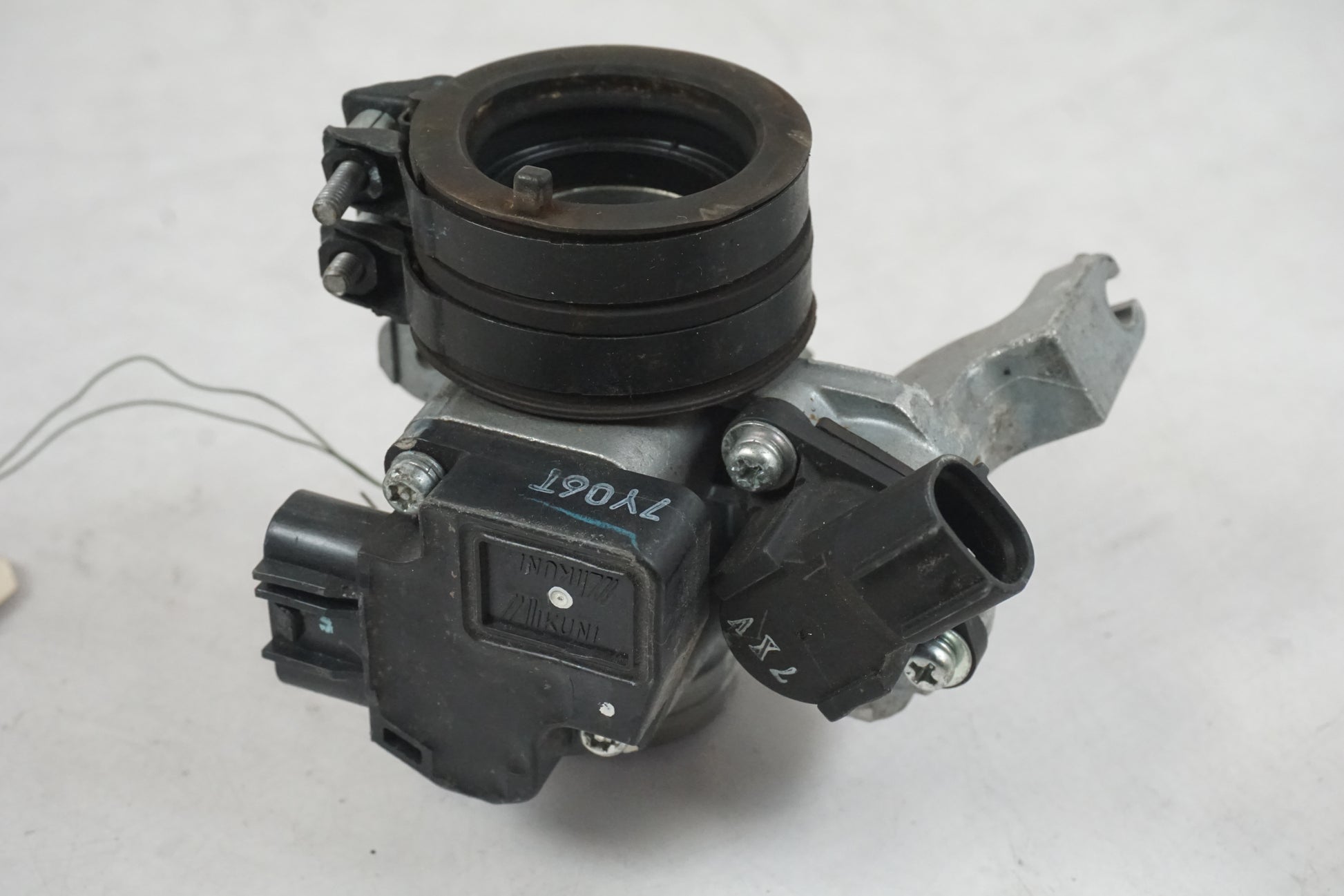 Framsidan på Spjällhus från en Yamaha YZF-R 125 -2008 motorcykel.