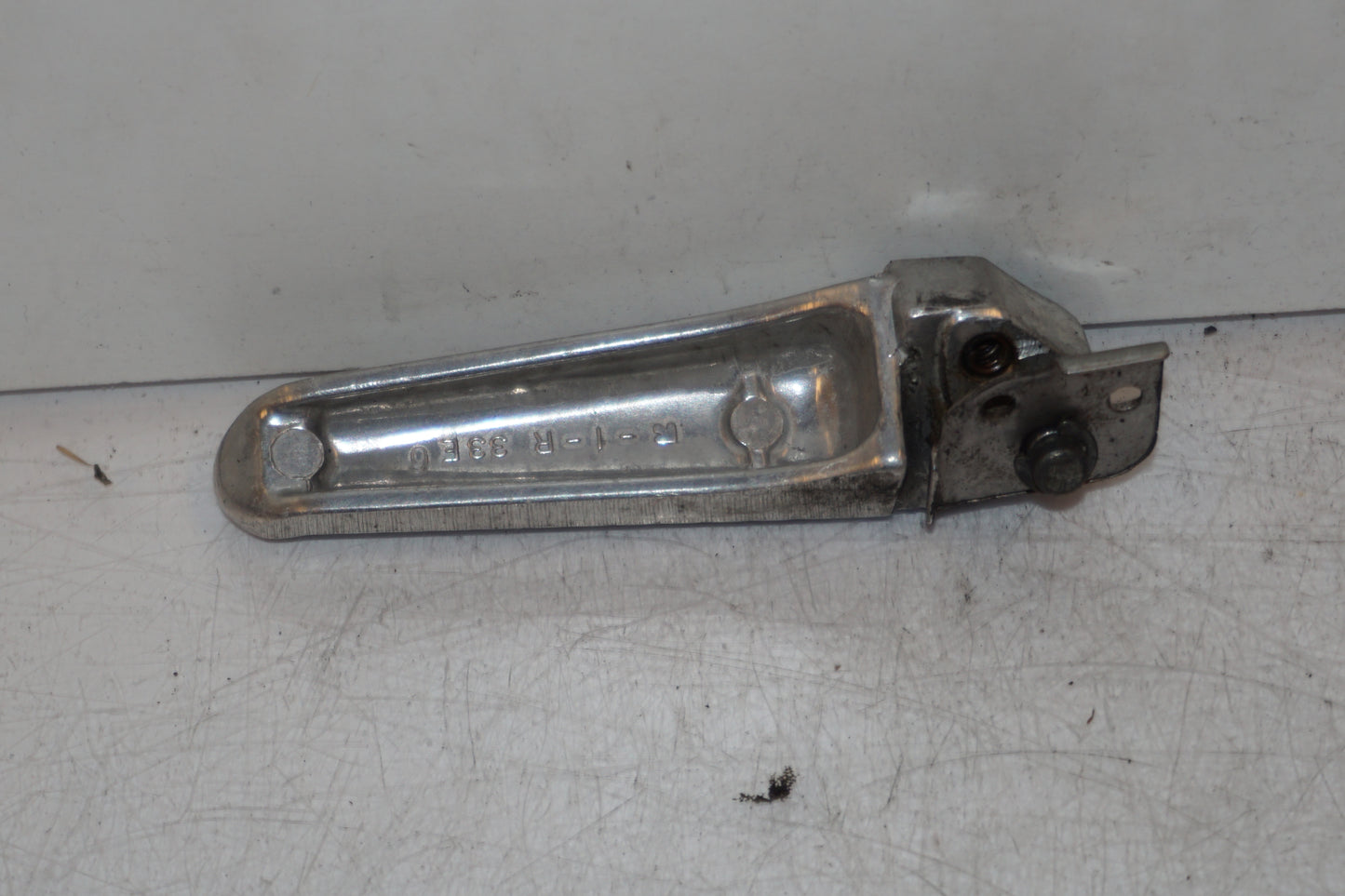 Baksidan på Fotpinne från en Suzuki GSX-R 600 -2000 motorcykel.