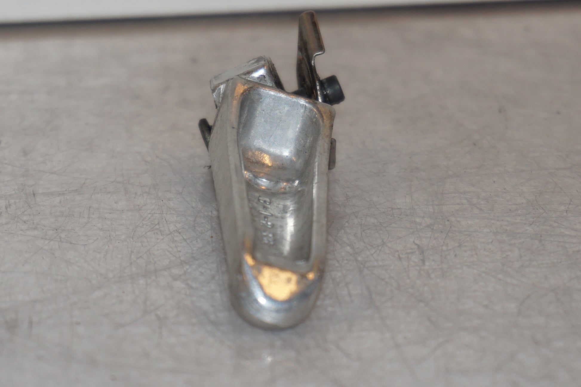 Höger sida på Fotpinne från en Suzuki GSX-R 600 -2000 motorcykel.