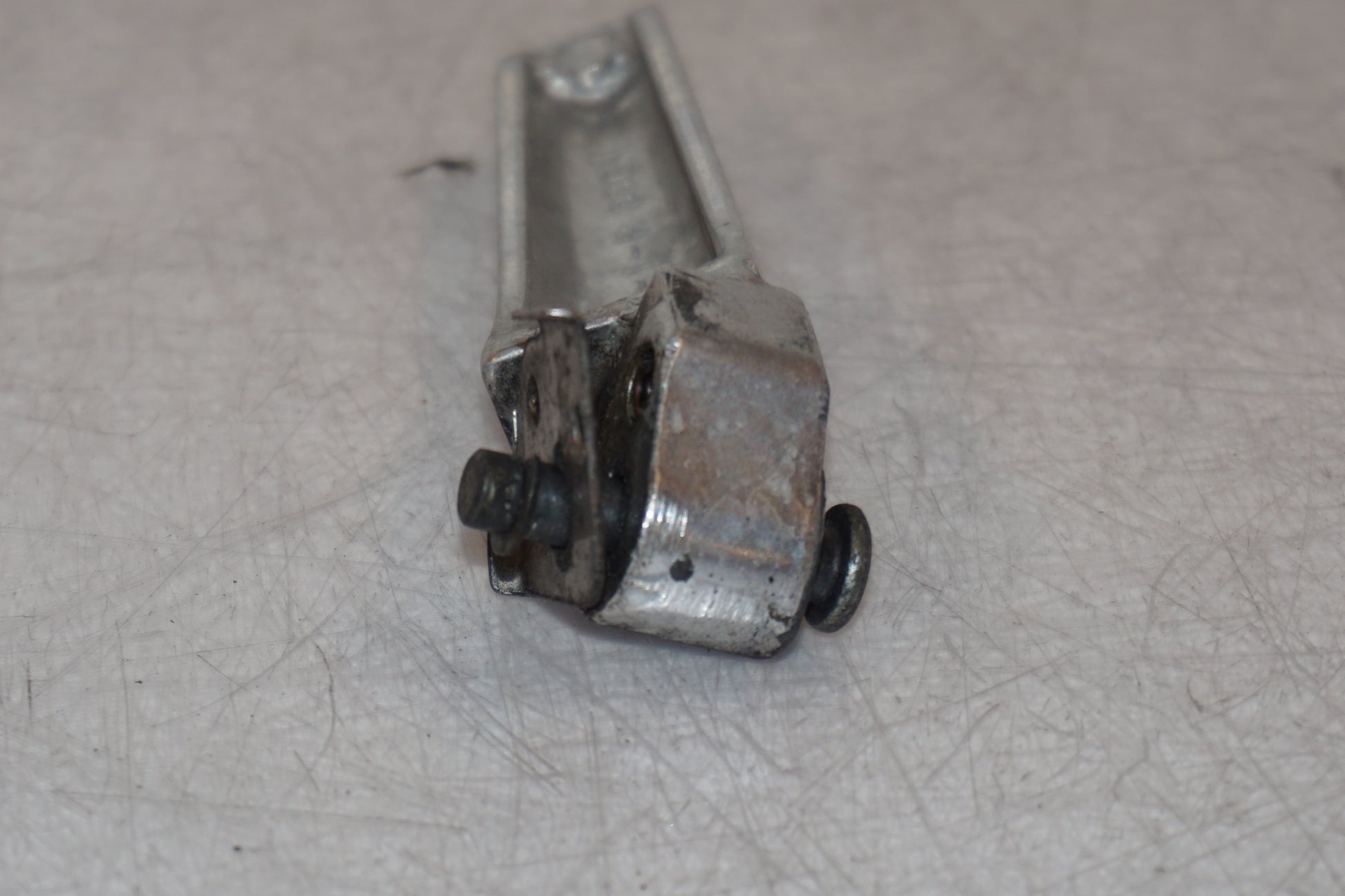 Vänster sida på Fotpinne från en Suzuki GSX-R 600 -2000 motorcykel.