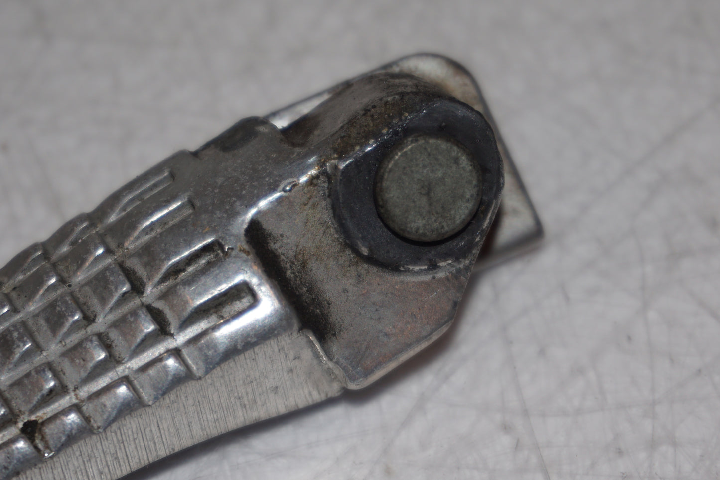 Snett nerifrån på Fotpinne från en Suzuki GSX-R 600 -2000 motorcykel.