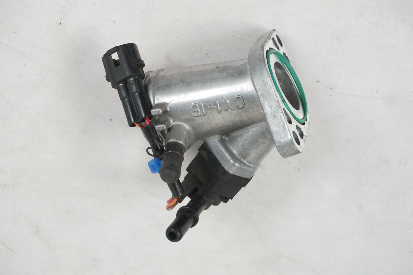 Framsidan på Spjällhus från en Yamaha YZF-R 125 -2010 motorcykel.