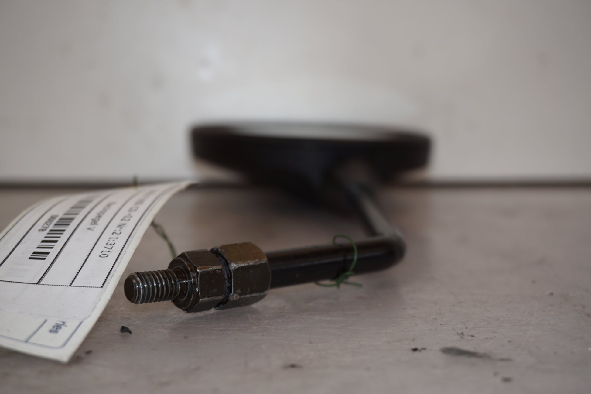 Snett uppifrån på Backspegel från en BMW F 650 CS -2002 motorcykel.