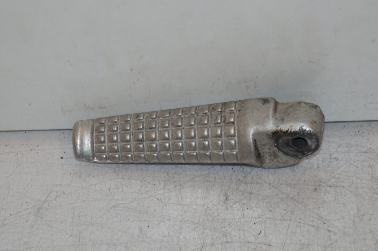 Framsidan på Fotpinne från en Suzuki SV 650 -2003 motorcykel.