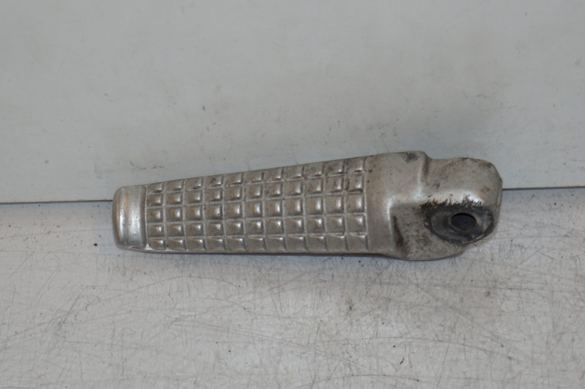 Framsidan på Fotpinne från en Suzuki SV 650 -2003 motorcykel.