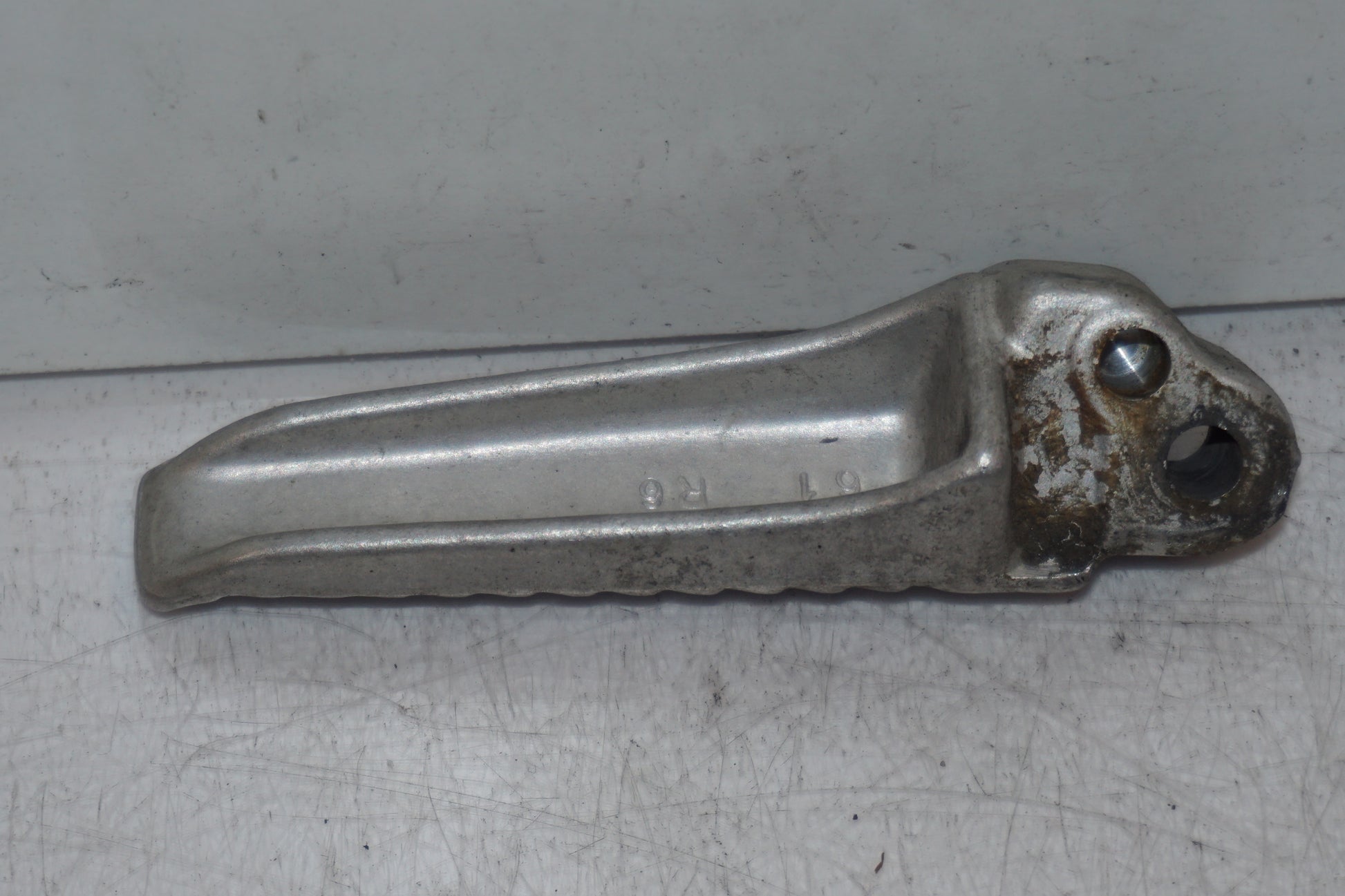 Baksidan på Fotpinne från en Suzuki SV 650 -2003 motorcykel.