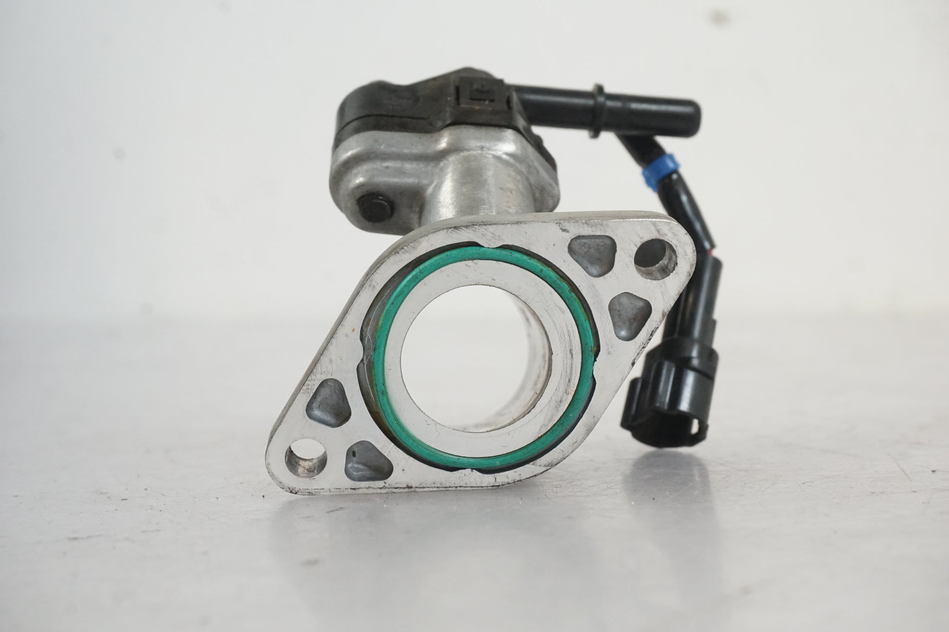Vänster sida på Spjällhus från en Yamaha YZF-R 125 -2010 motorcykel.