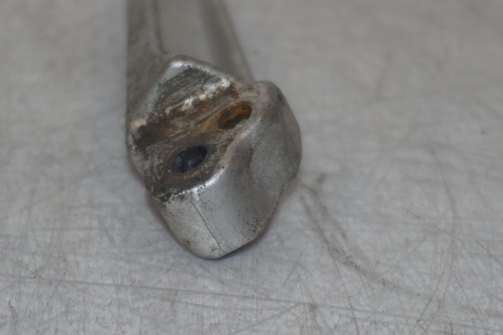 Vänster sida på Fotpinne från en Suzuki SV 650 -2003 motorcykel.