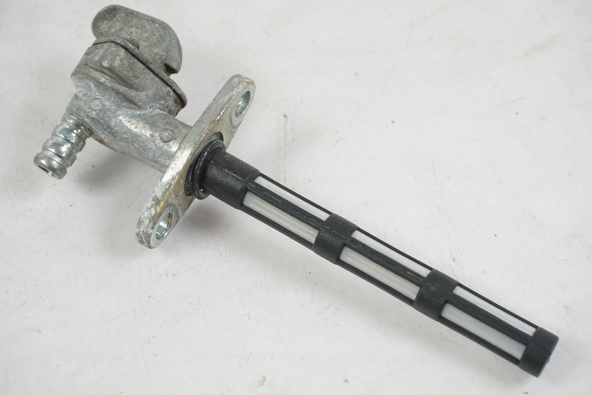 Baksidan på Bensinkran från en Husqvarna SM 500 -2006 motorcykel.