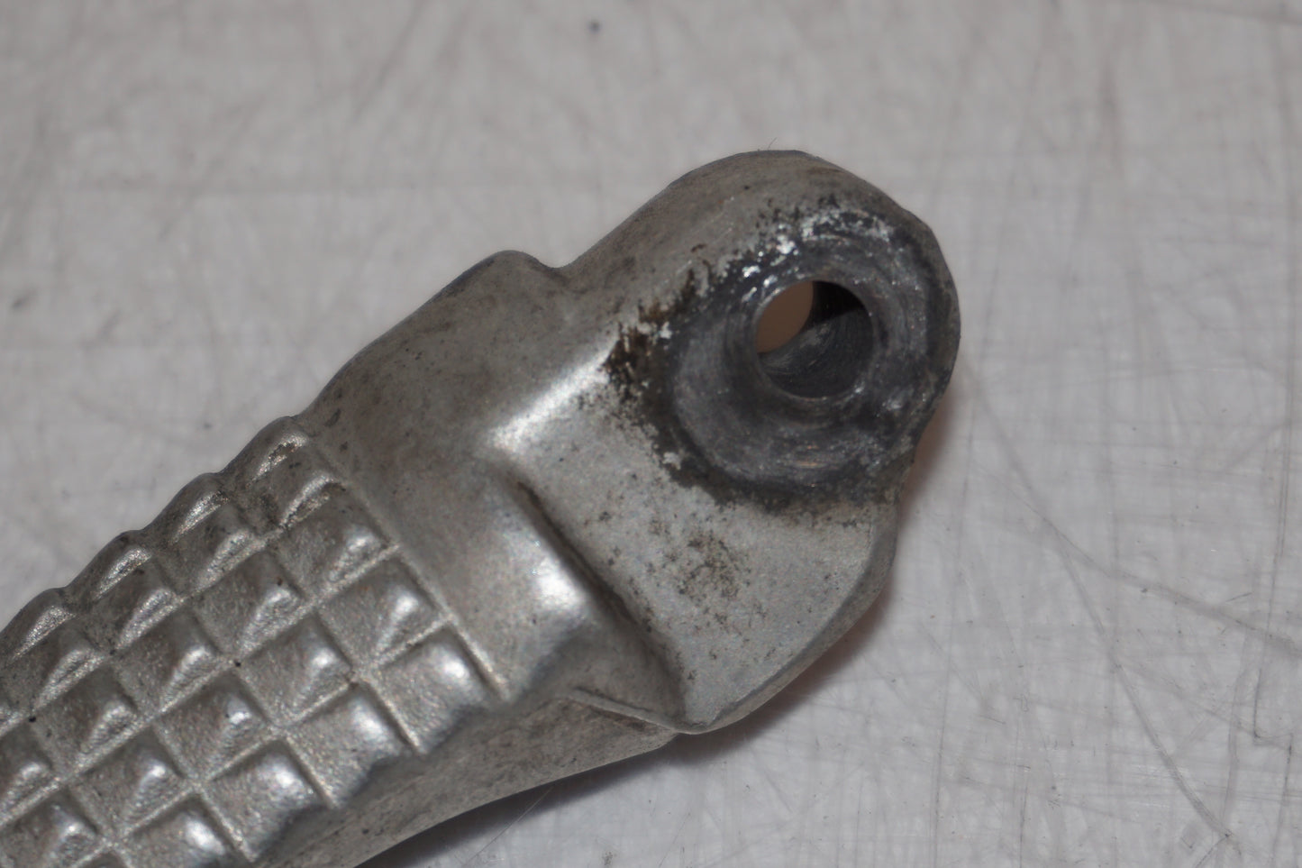 Snett nerifrån på Fotpinne från en Suzuki SV 650 -2003 motorcykel.