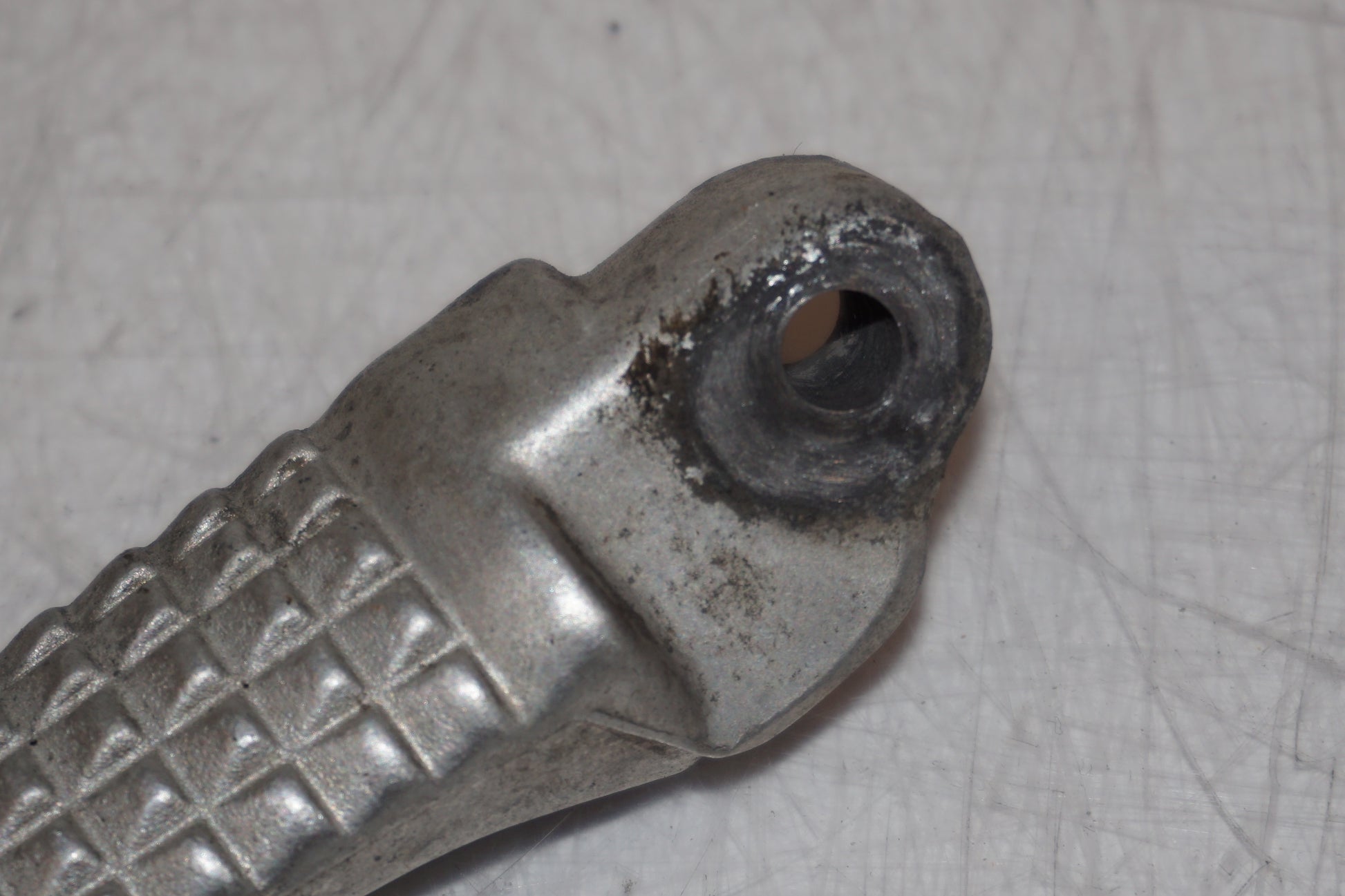 Snett nerifrån på Fotpinne från en Suzuki SV 650 -2003 motorcykel.