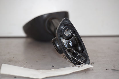 Snett uppifrån på Backspegel från en BMW F 800 S -2009 motorcykel.