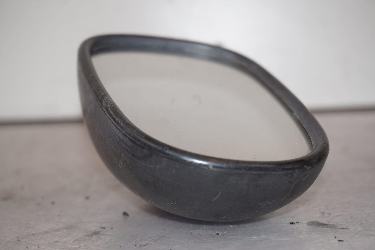 Snett nerifrån på Backspegel från en BMW F 800 S -2009 motorcykel.