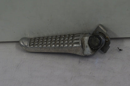 Framsidan på Fotpinne från en Suzuki SV 650 -1999 motorcykel.