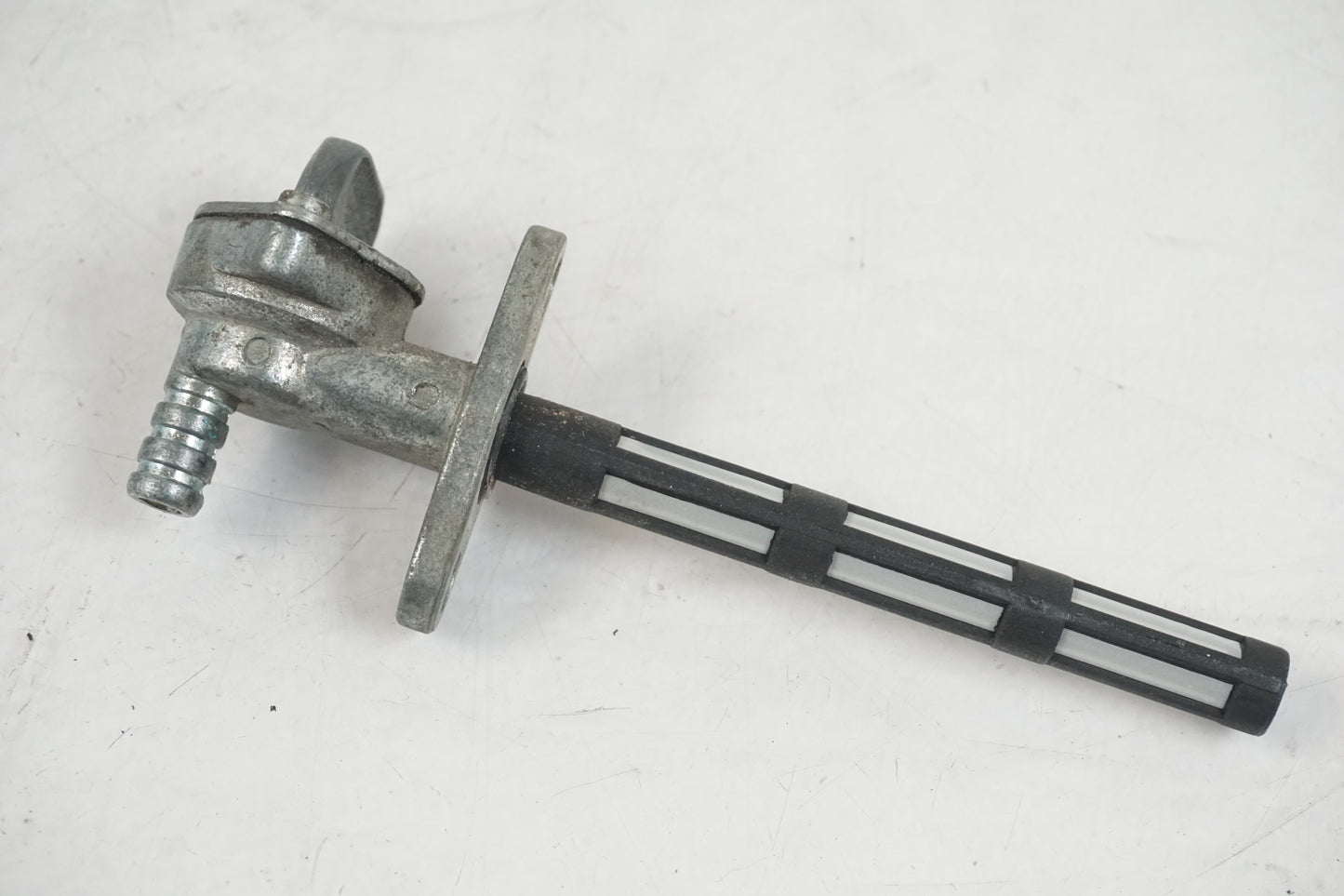 Baksidan på Bensinkran från en Husaberg FS 650 E -2004 motorcykel.