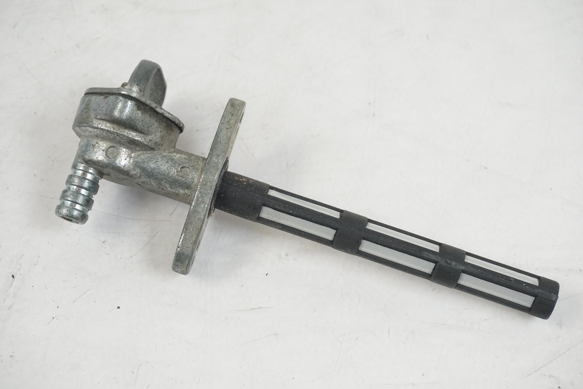 Baksidan på Bensinkran från en Husaberg FS 650 E -2004 motorcykel.