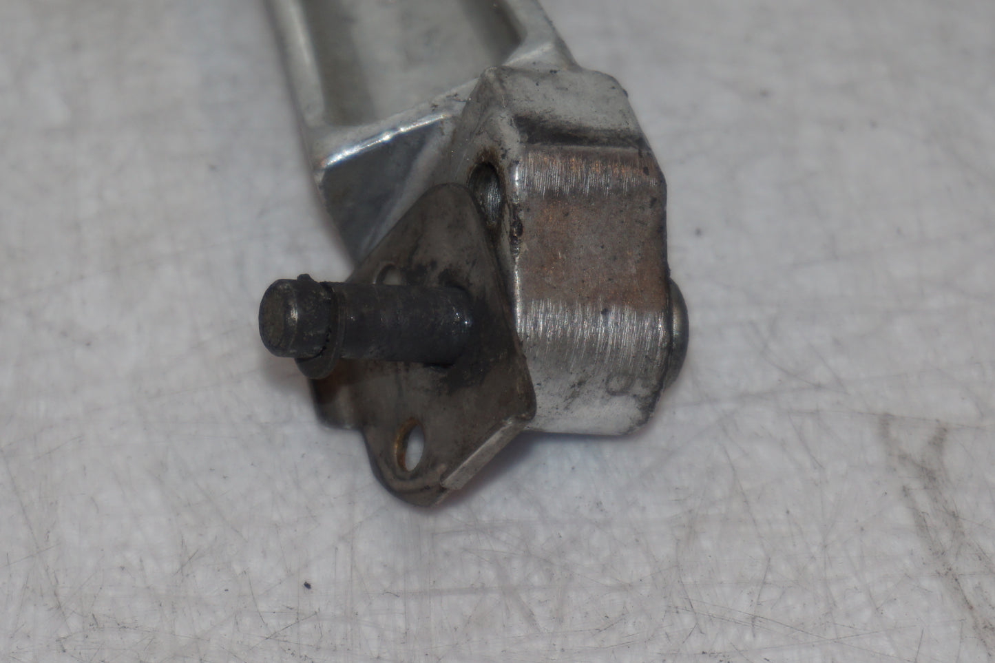 Vänster sida på Fotpinne från en Suzuki SV 650 -1999 motorcykel.