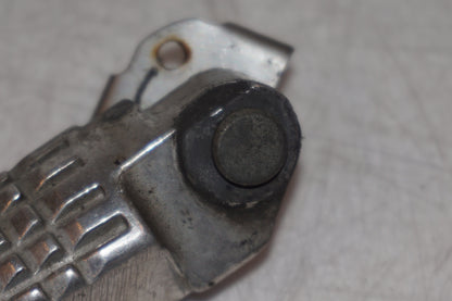 Snett nerifrån på Fotpinne från en Suzuki SV 650 -1999 motorcykel.