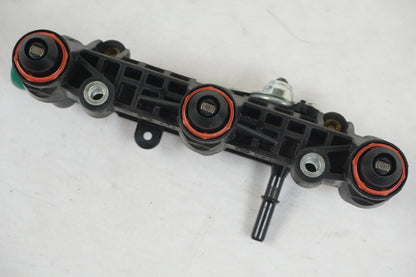 Höger sida på Spjällhus från en Yamaha MT-09 Tracer -2015 motorcykel.