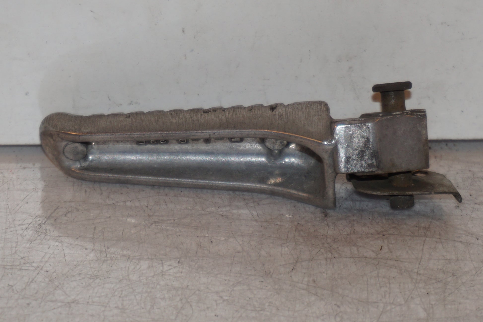 Baksidan på Fotpinne från en Suzuki GSX-R 600 -1999 motorcykel.