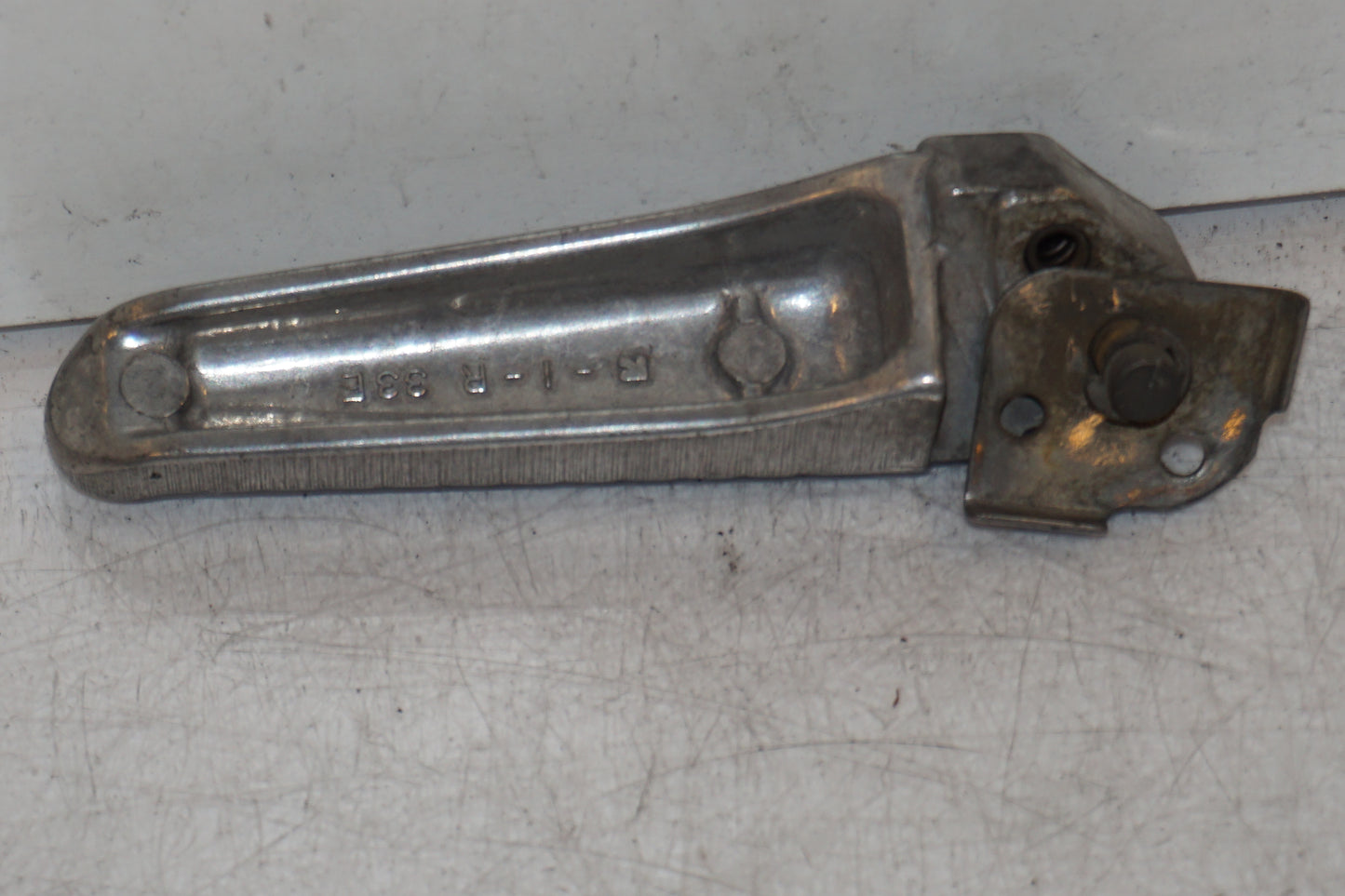 Höger sida på Fotpinne från en Suzuki GSX-R 600 -1999 motorcykel.