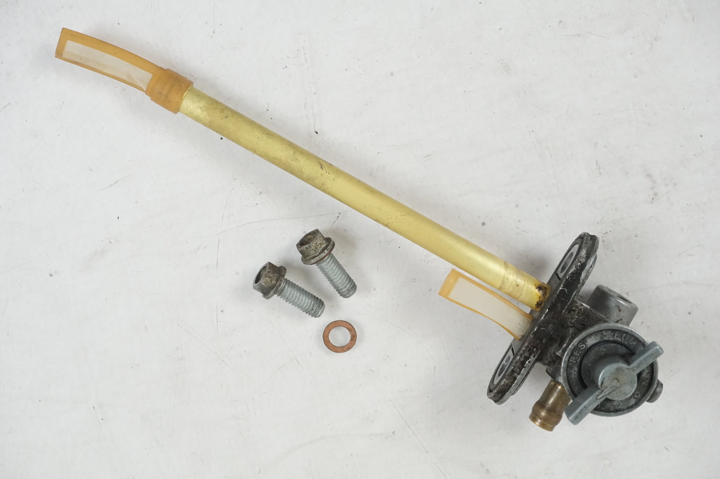 Framsidan på Bensinkran från en KTM 625 SC SM -2002 motorcykel.