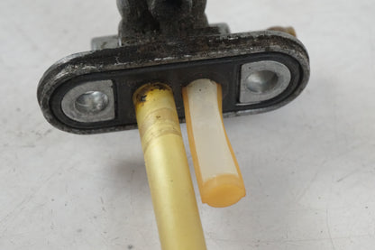 Baksidan på Bensinkran från en KTM 625 SC SM -2002 motorcykel.