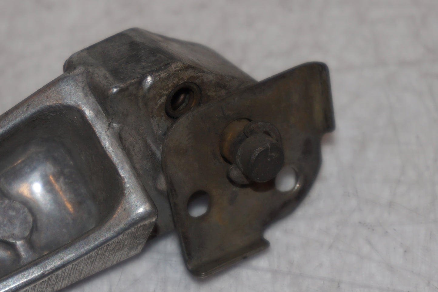 Snett nerifrån på Fotpinne från en Suzuki GSX-R 600 -1999 motorcykel.