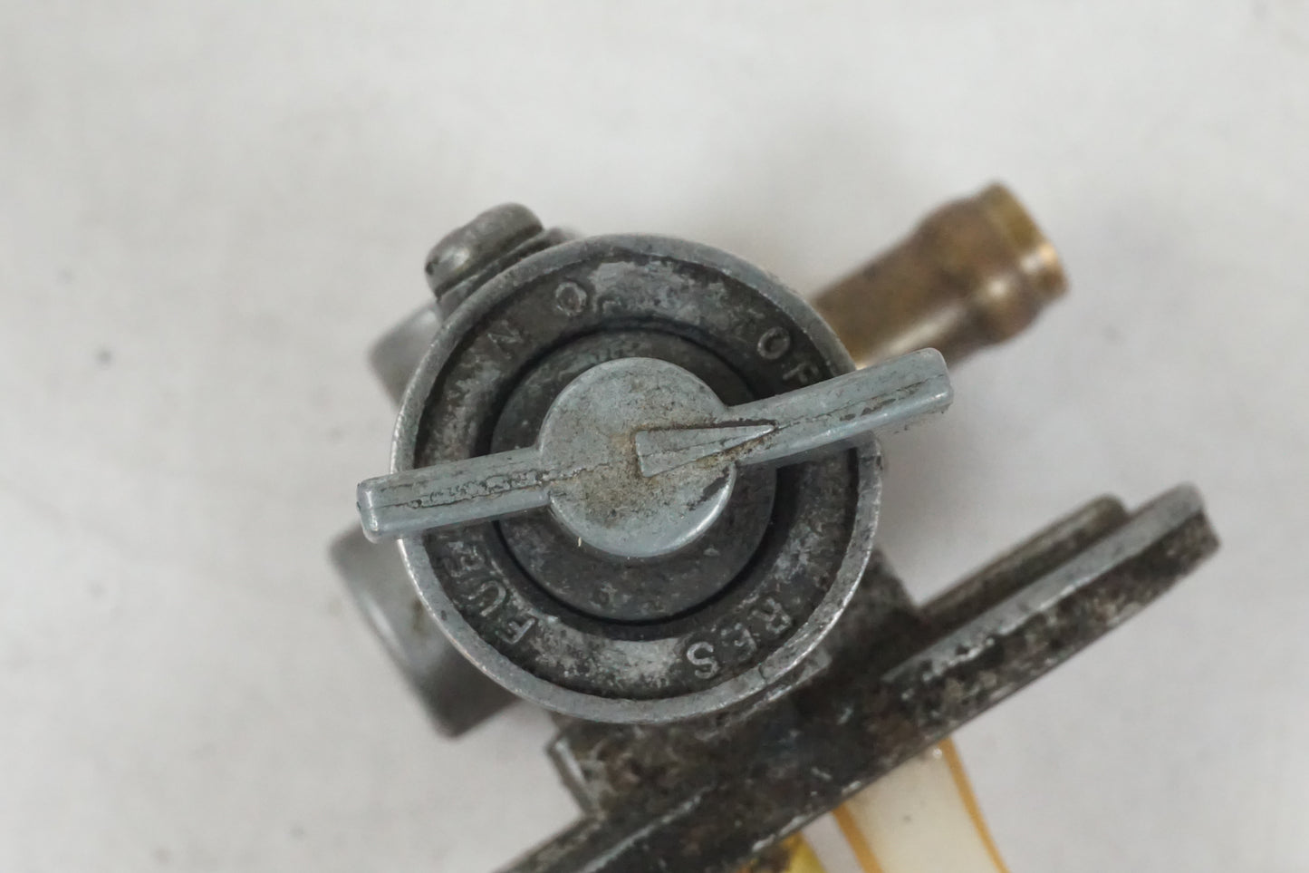 Vänster sida på Bensinkran från en KTM 625 SC SM -2002 motorcykel.