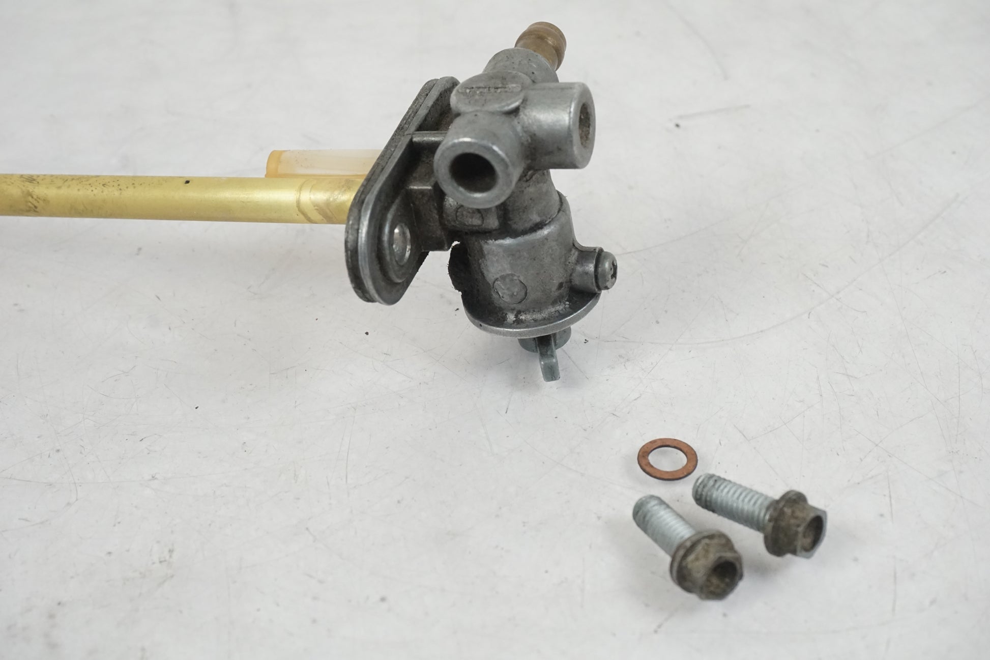 Snett nerifrån på Bensinkran från en KTM 625 SC SM -2002 motorcykel.