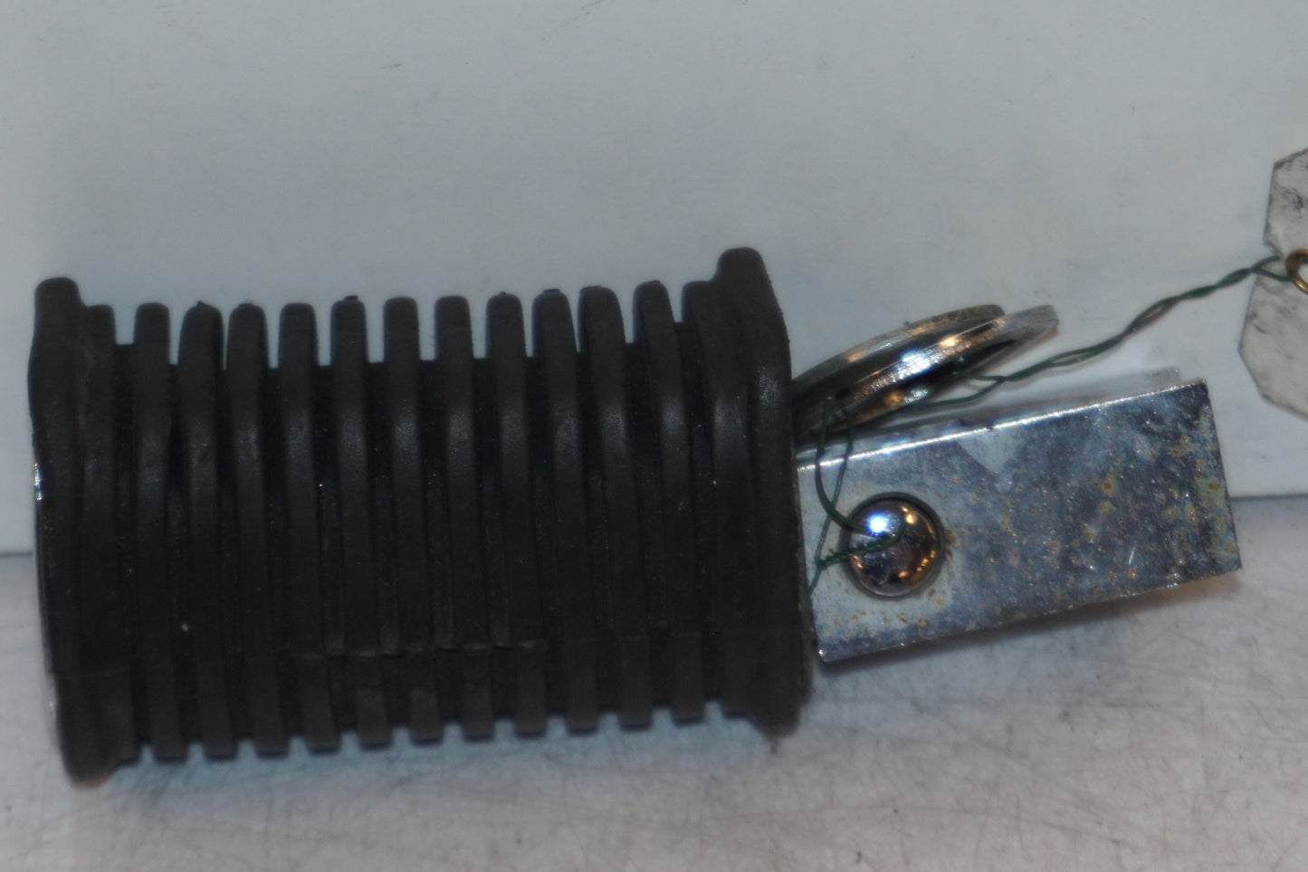 Baksidan på Fotpinne från en Suzuki LS 650 -1999 motorcykel.