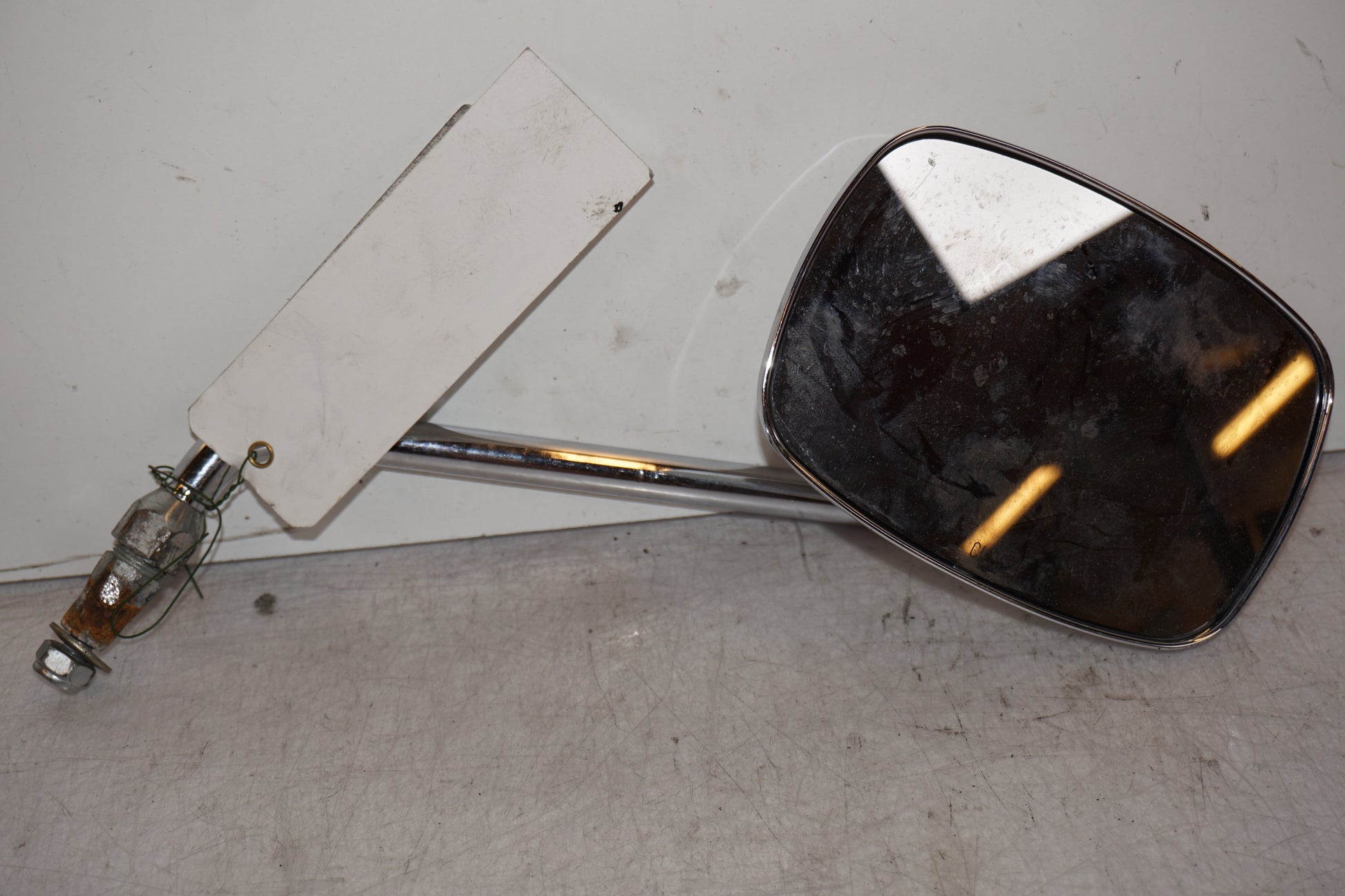 Framsidan på Backspegel från en Triumph Bonneville -2004 motorcykel.