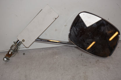 Framsidan på Backspegel från en Triumph Bonneville -2004 motorcykel.