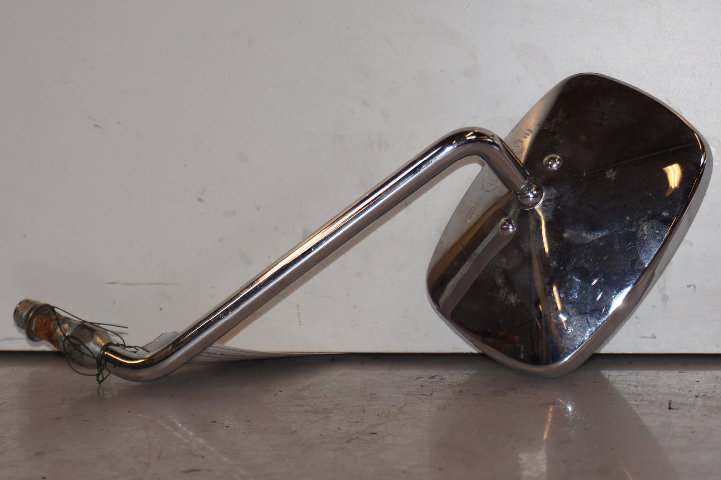 Höger sida på Backspegel från en Triumph Bonneville -2004 motorcykel.