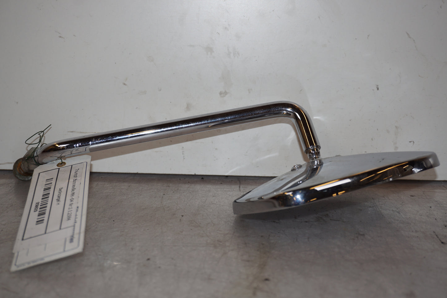 Vänster sida på Backspegel från en Triumph Bonneville -2004 motorcykel.